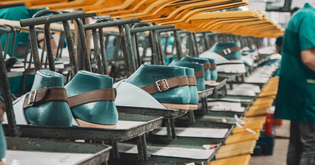 Footwear production process in a Portuguese shoe manufacturer with shoe lasting on production line