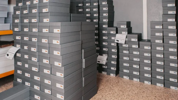 LG Shoes - Footwear traceability and product transparency: what brands should prepare for in Europe 4 Labelled shoe boxes and product documents illustrating footwear traceability and supplier coordination in Europe