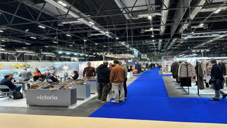 Interior view of MOMAD Madrid shoe trade fair with footwear brands and manufacturers meeting onsite.