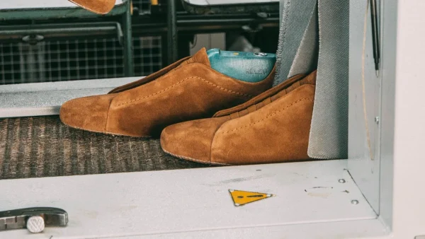 LG Shoes - MOQ in footwear manufacturing: what brands need to know before production 4 Shoe manufacturing finishing process showing quality control and product handling